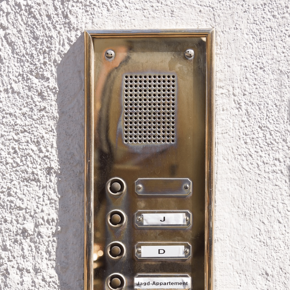 Photographie d'un vieil interphone à bouton.