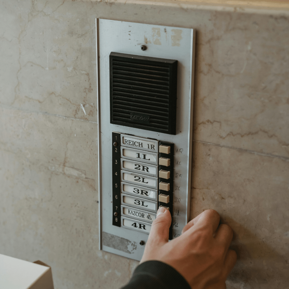 Deuxième hotographie d'un vieil interphone avec boutons.