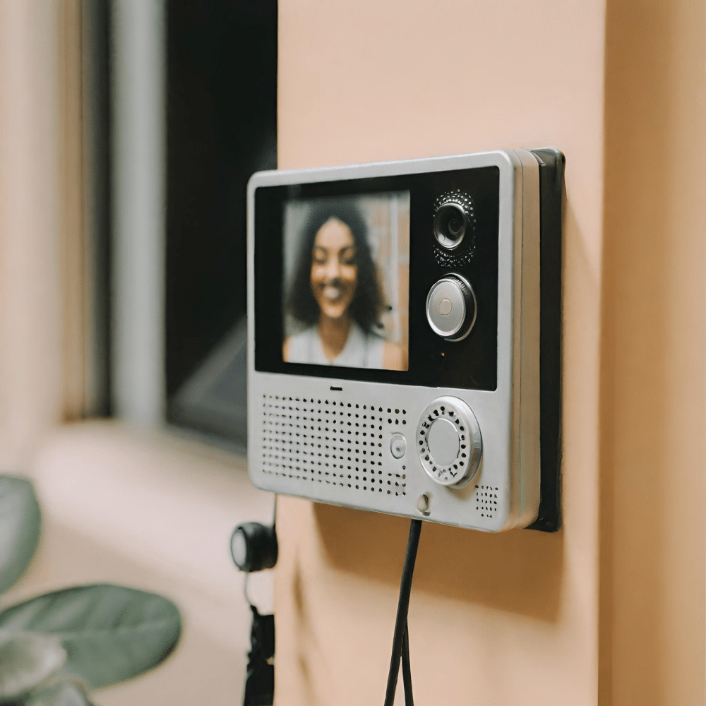 Photographie générée par une IA représentant un écran vidéo de visiophone.