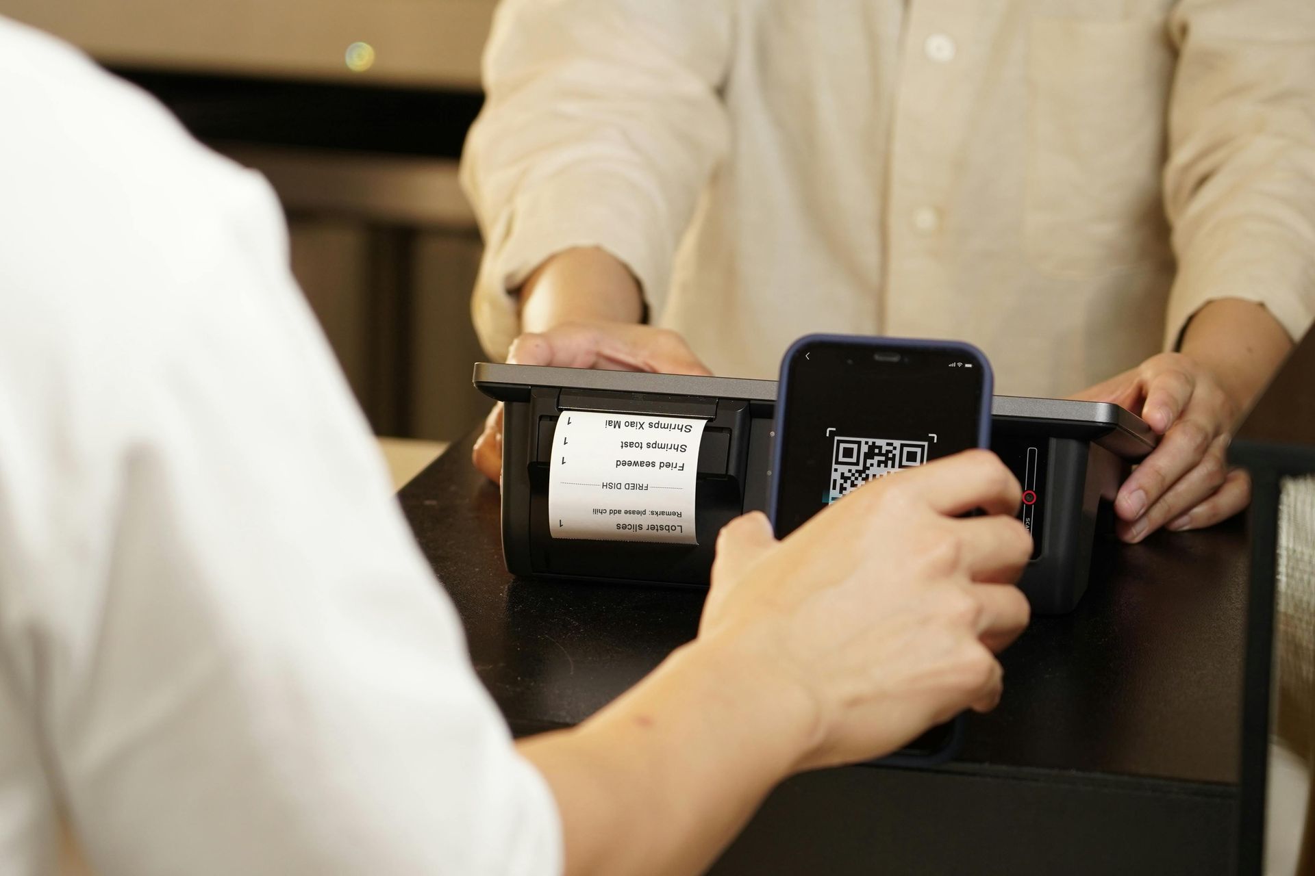 Photo d'une personne qui scanne un QR-Code dans le cadre de la restauration