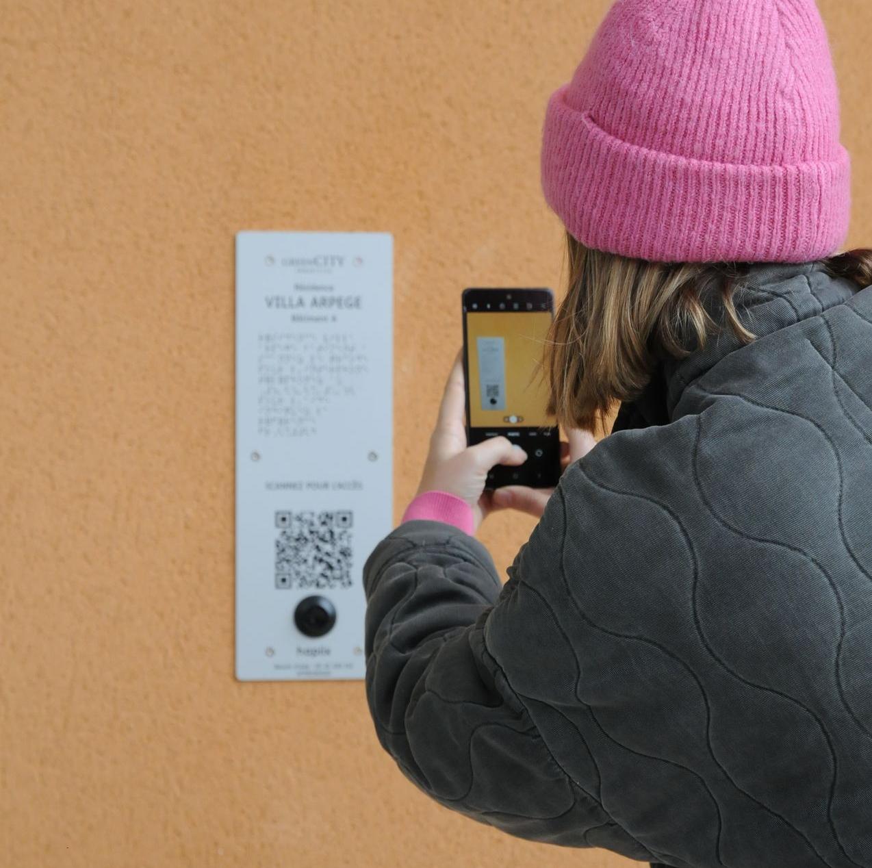 Personne qui scanne un QR-Code hapiix pour ouvrir sa porte. 