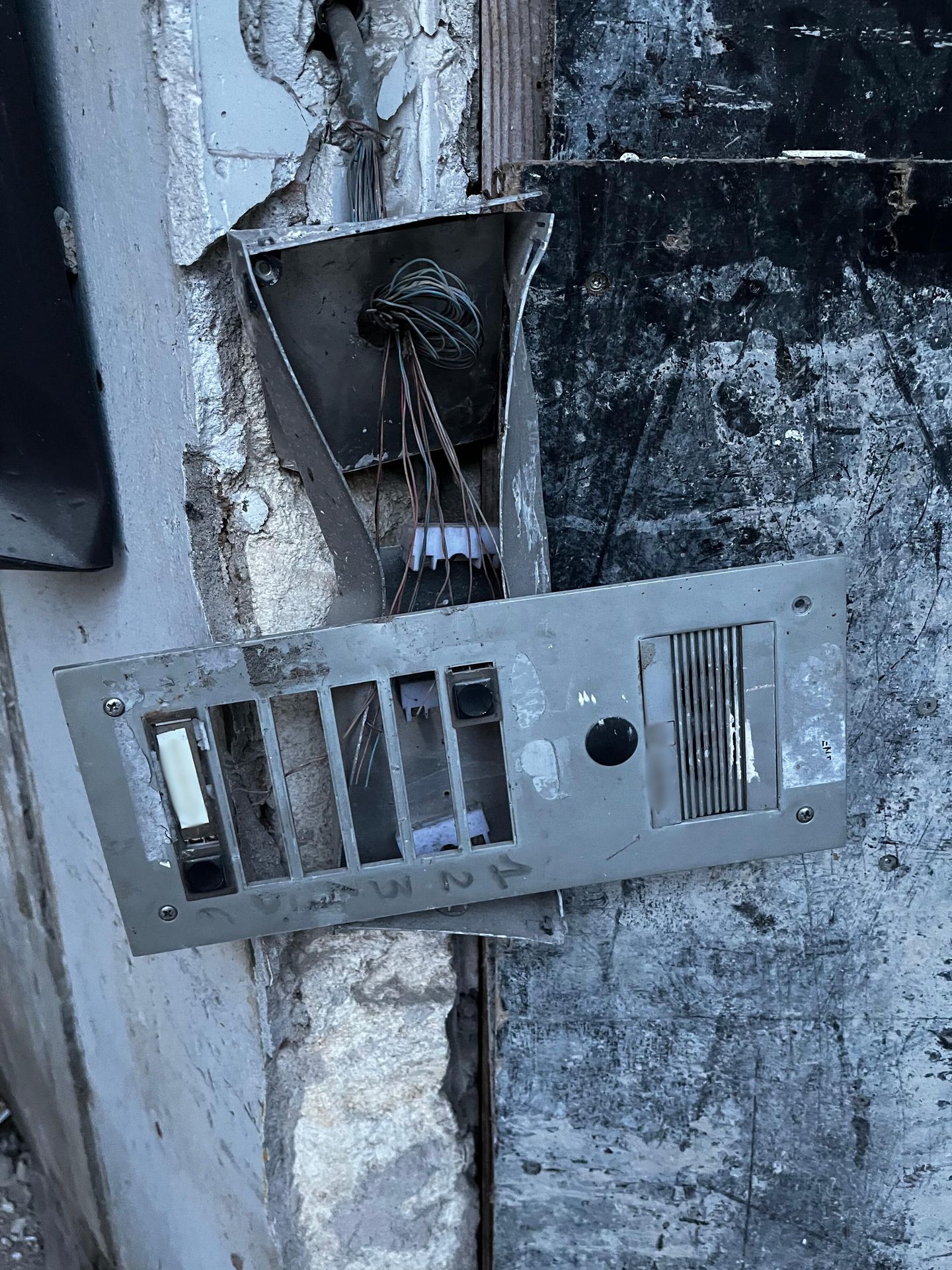Interphone vandalisé et très abîmé