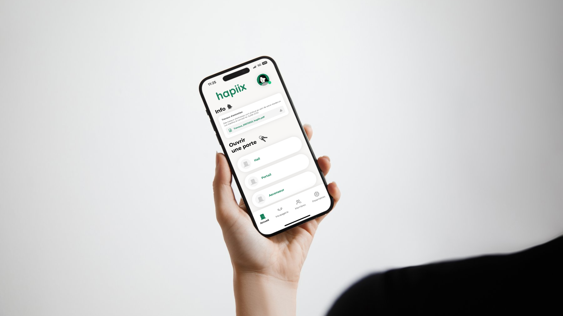 personne avec un smartphone à la main, ouvert sur l'application hapiix 