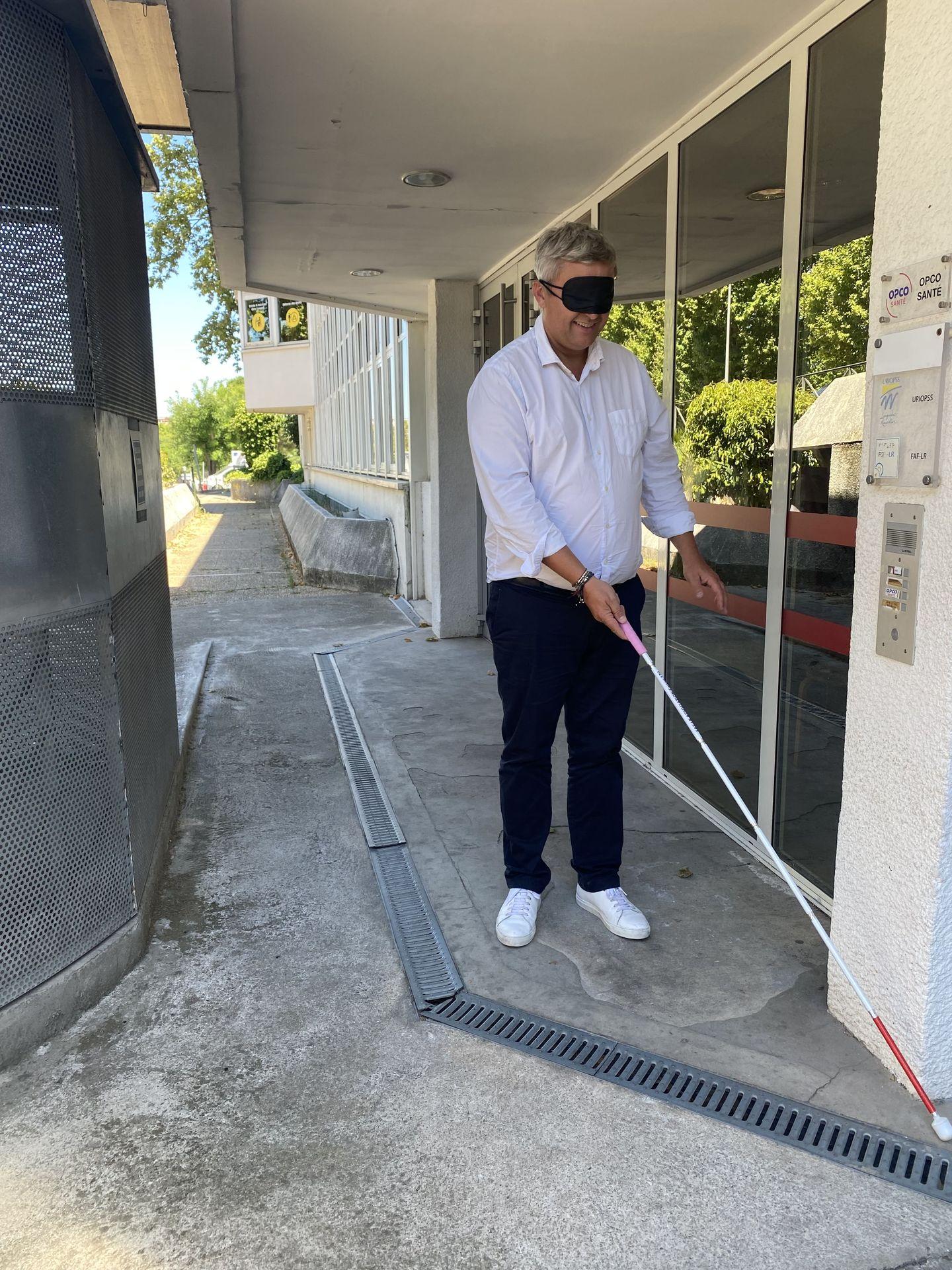 Photo de Grégory Verdon, Cofondateur d'hapiix, qui expérimente l'utilisation des interphones conventionnels dans la peau d'une personne déficiente visuelle.