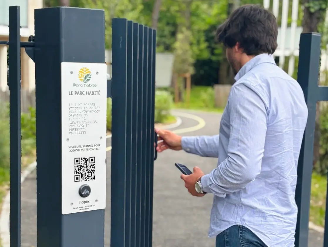 Personne qui rentre dans une résidence équipée de la solution hapiix