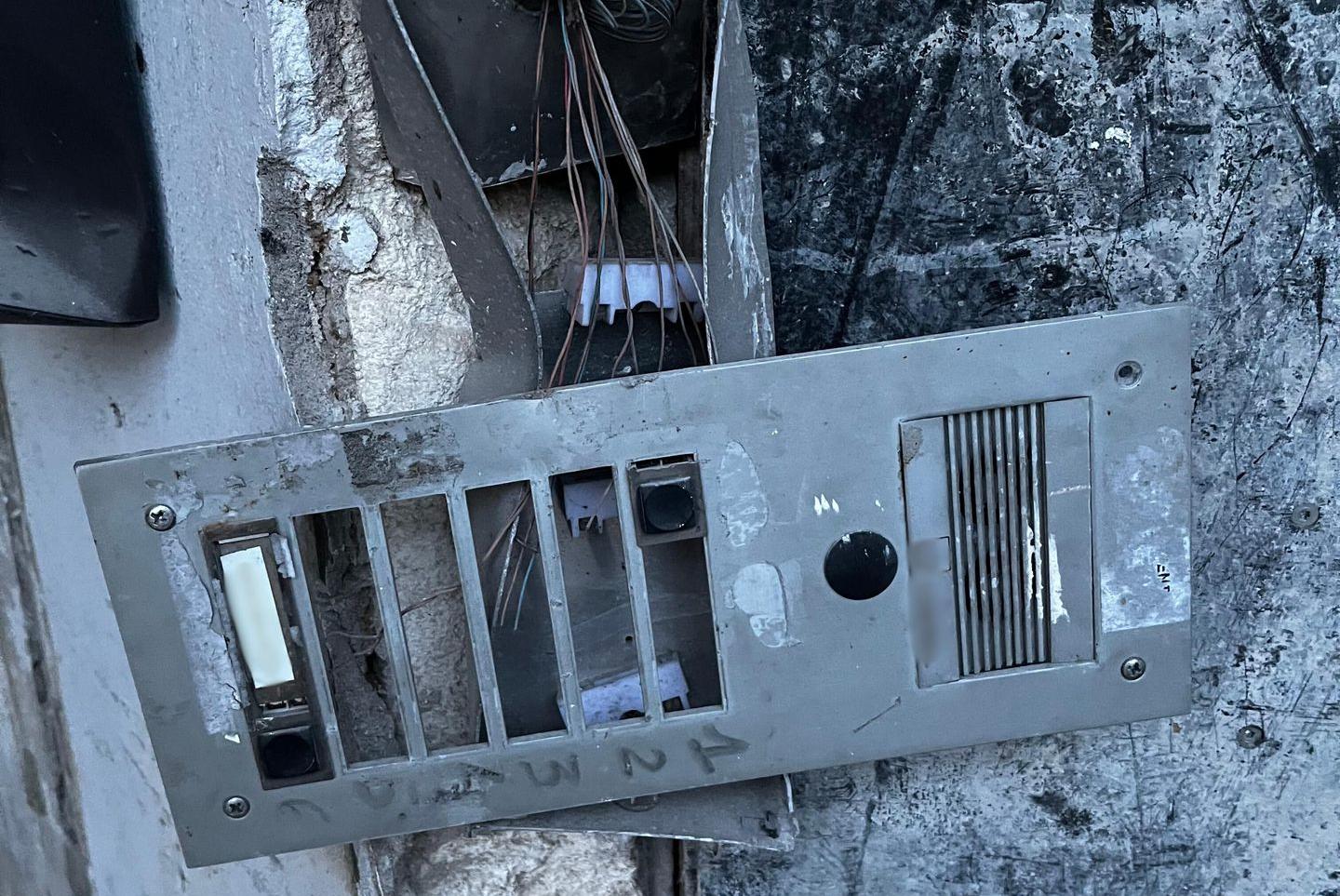 Interphone vandalisé et très abîmé