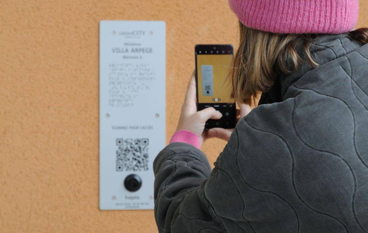 Personne qui scanne un QR-Code hapiix pour ouvrir sa porte. 