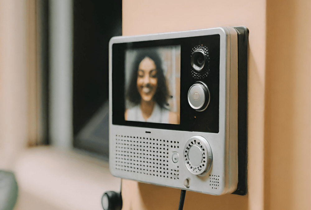Photographie générée par une IA représentant un écran vidéo de visiophone.
