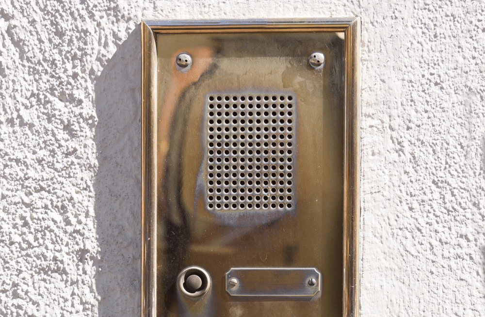 Photographie d'un vieil interphone à bouton.
