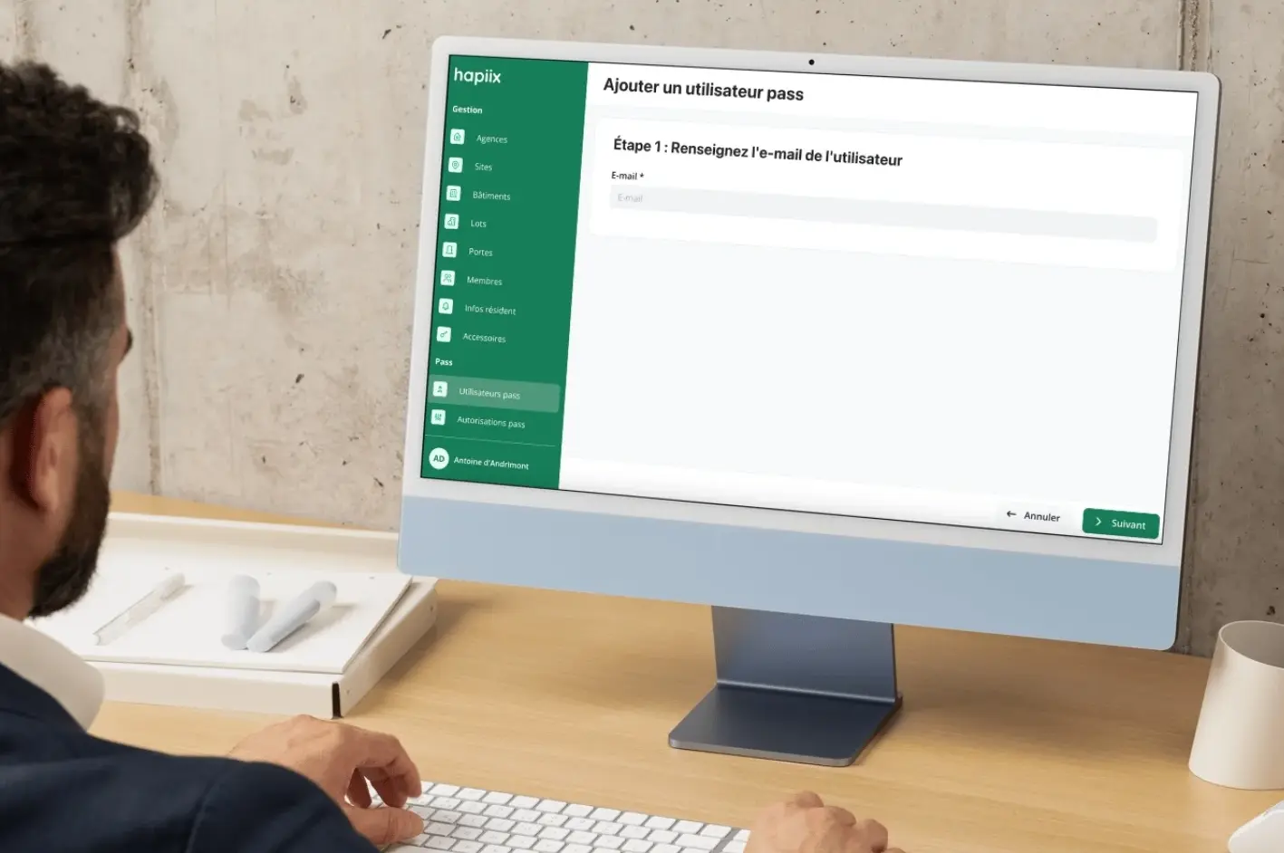 Photo d'un gestionnaire sur le back office hapiix en train de créer des accès sur son ordinateur 