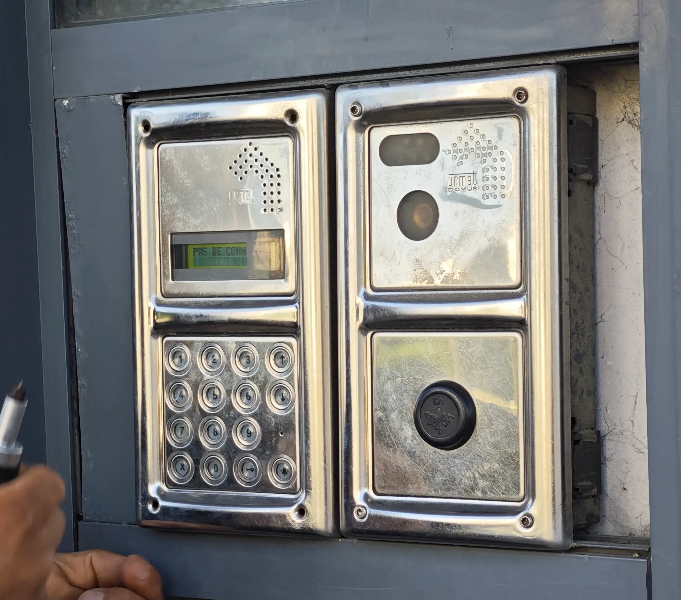 Photo d'un interphone classique un in digicode et visiophone