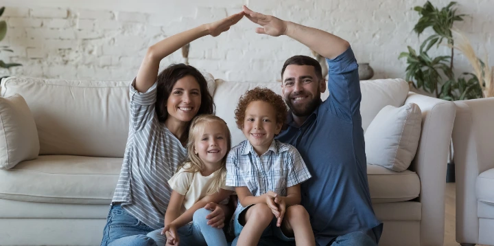 Photo d'une famille qui semble heureuse dans son foyer..