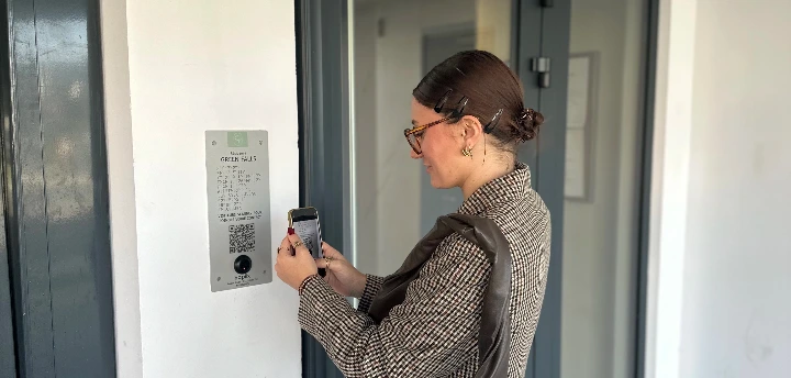 Personne qui scanne une plaque hapiix pour accéder à sa résidence.