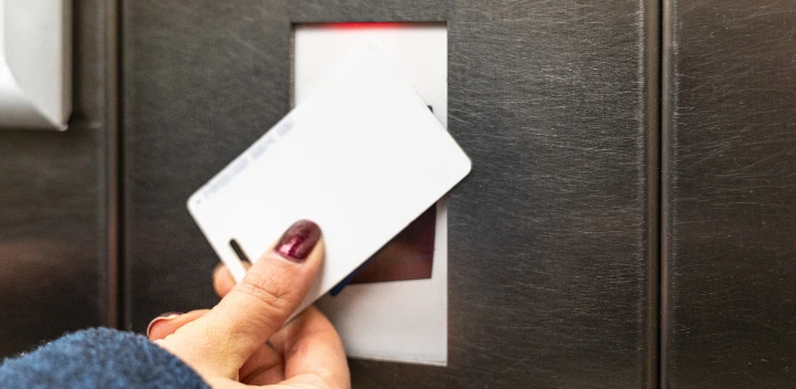 Photo d'une employée qui passe sa carte, qui fait office de badge, pour accéder à son lieu de travail.