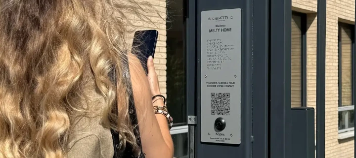 Photo d'un personne qui accède à sa résidence grâce à la solution hapiix.