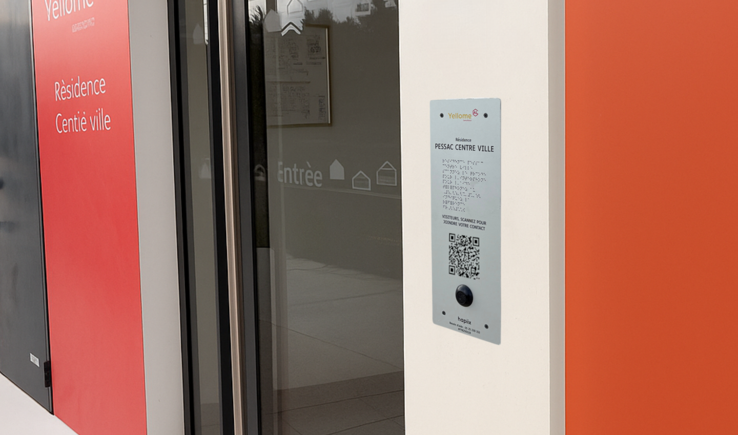 Photo d'une plaque hapiix installée à l'entrée d'une résidence étudiante