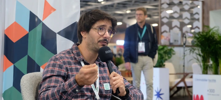 Photo de Florian en train de présenter hapiix sur le Congrès HLM de 2025