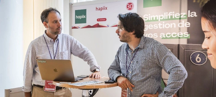 Photo du stand hapiix avec Antoine et Florian lors du Start-up day 2025