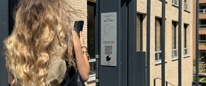 Photo d'une plaque hapiix (interphone connecté)  installée à l'entrée  d'une résidence