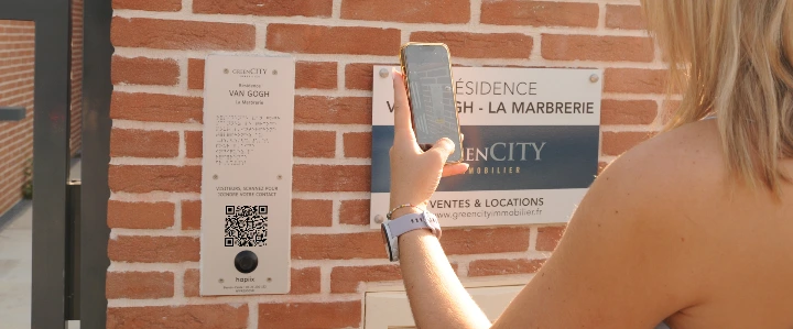 Plaque hapiix installée à l'entrée d'une résidence