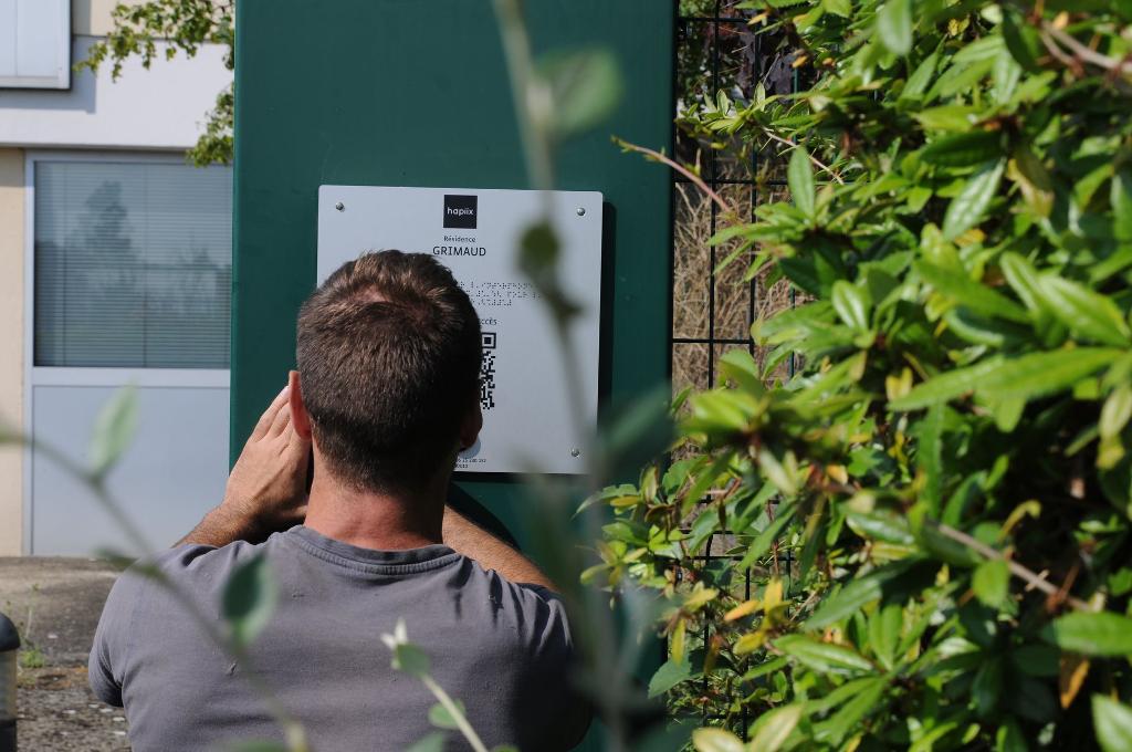 hapiix - installeur en train d'équiper une résidence avec une plaque hapiix